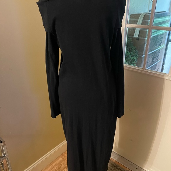 Elegant Black Off-Shoulder Dress - Picture 3 of 6